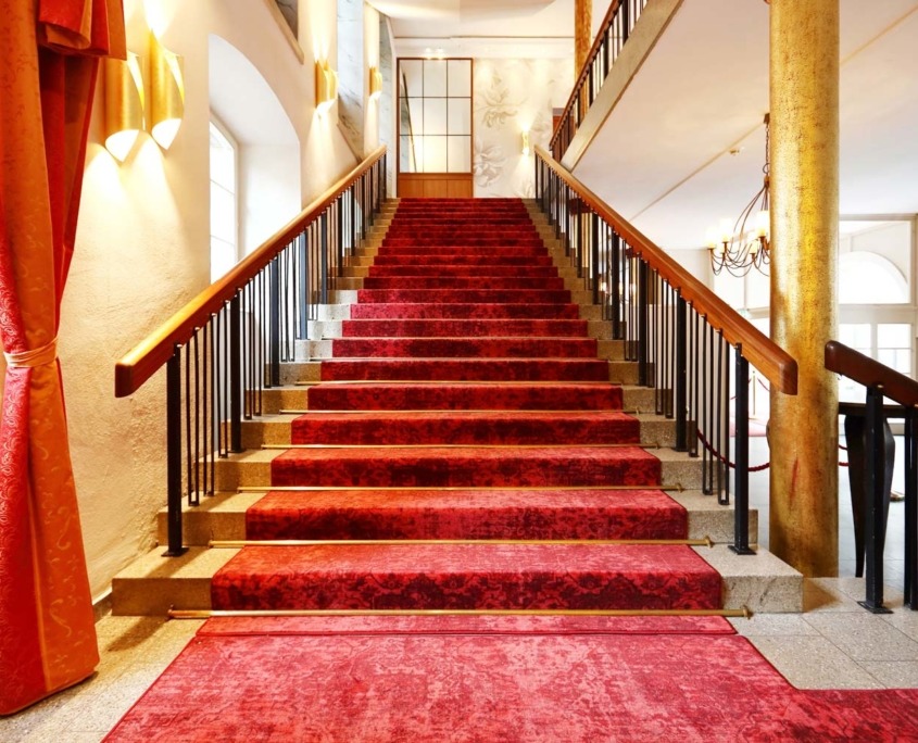 Aufgang roter Teppich Treppe in der Wolkenburg!